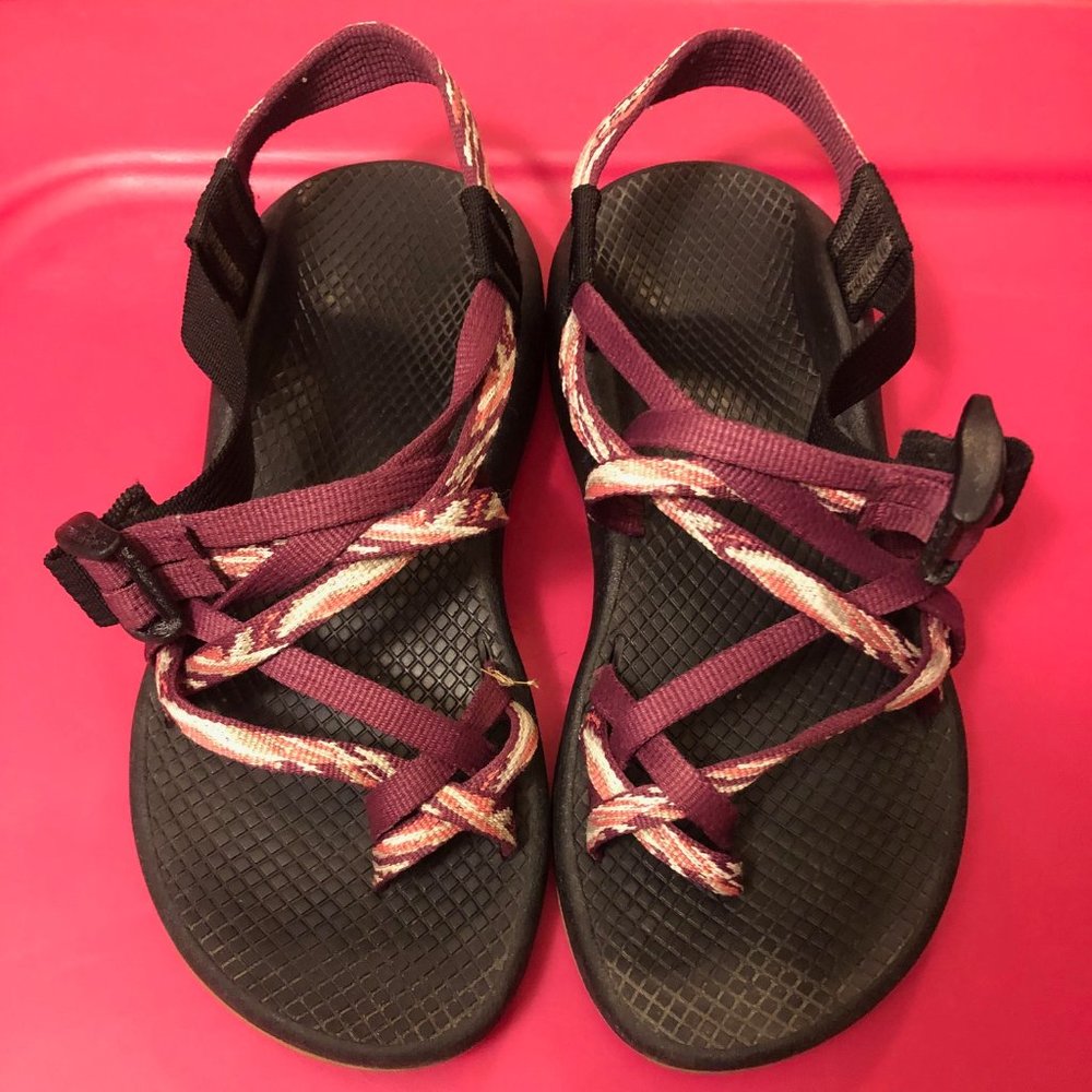Chaco purple toe strap sandals SZ 6